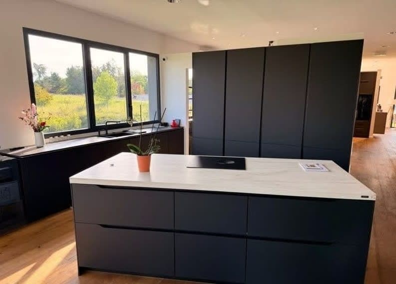 Cuisine exposition noire mat et dekton,